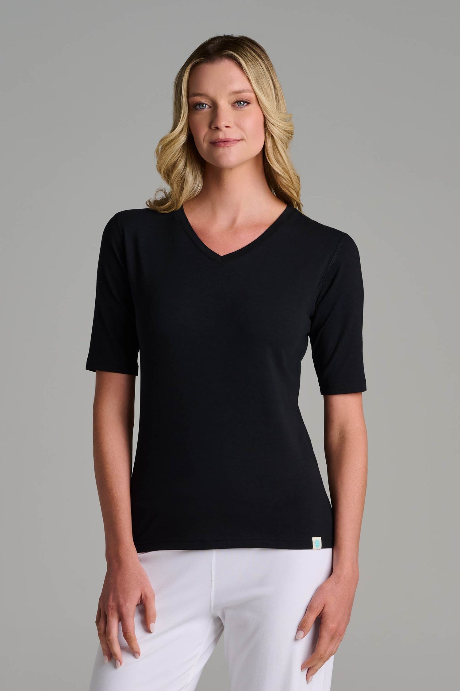 Women's Morada Fitted V-Neck Short Sleeve T-Shirt | Black