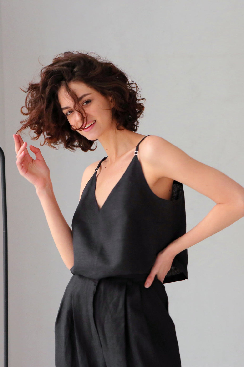 Linen V-Neck Tank Top Camellia in Black for Women