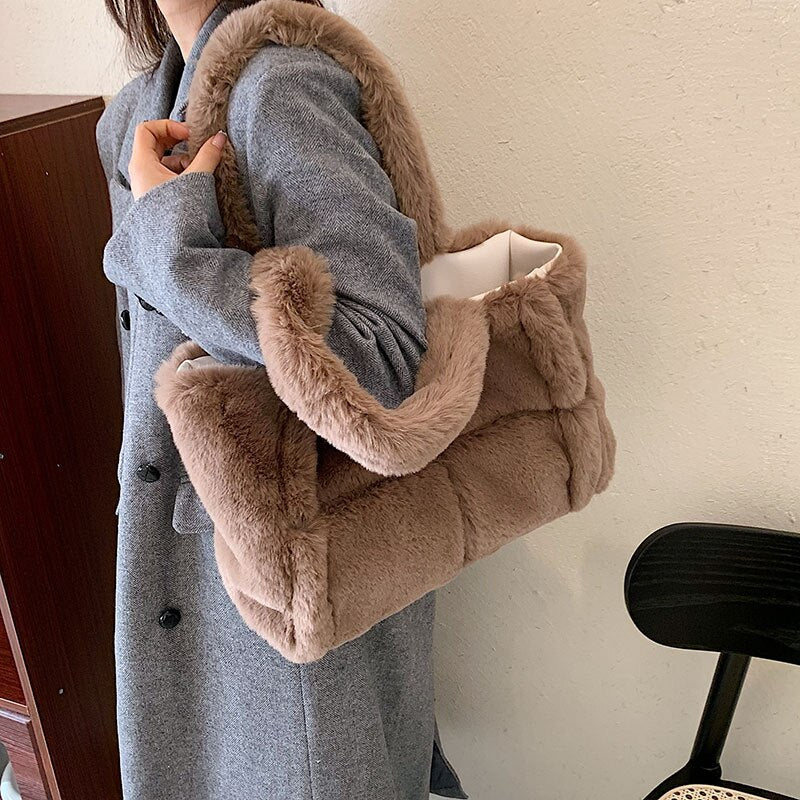 Dante Plush Handbag: Chic Winter Accessory for Women